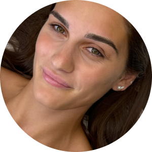 Una giovane ragazza è sdraiata e sorride verso la camera.